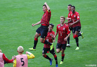 札幌がペナルティアークの右脇でFKを獲得すると、福森 晃斗が得意とする位置から完璧な一撃をネットの左隅に収め、逆転に成功する！【ルヴァンカップ 決勝 札幌vs川崎Ｆ】