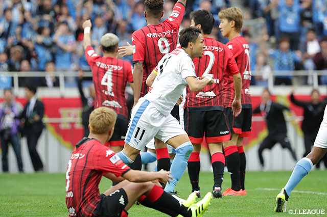 中村のクロスにファーサイドで待っていた山村がシュートを放つ！中央でこれに反応した小林 悠が押し込み、一人少ない川崎Ｆが再び同点に追いつく！【ルヴァンカップ 決勝 札幌vs川崎Ｆ】