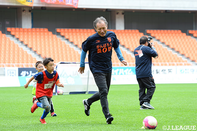 原さんのスピードに乗ったドリブル突破！【明治安田Ｊ３ 第28節 長野vs讃岐】
