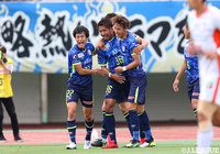 前半39分、右からのCKを味方が逸らしたボールに反応した柳 貴博（#36）が右足で押し込み、ホームの山形が均衡を破る！【明治安田Ｊ２ 第38節 山形vs愛媛】