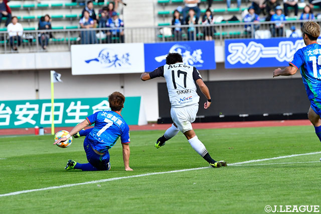 DFが付いてくるも、福満 隆貴（水戸）はボールを失わず。PA左に到達し、右足を振り抜いた鋭いシュートをゴール左の真ん中に決める！【明治安田Ｊ２ 第38節 徳島vs水戸】
