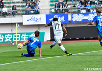 DFが付いてくるも、福満 隆貴(水戸)はボールを失わず。PA左に到達し、右足を振り抜いた鋭いシュートをゴール左の真ん中に決める!【明治安田J2 第38節 徳島vs水戸】