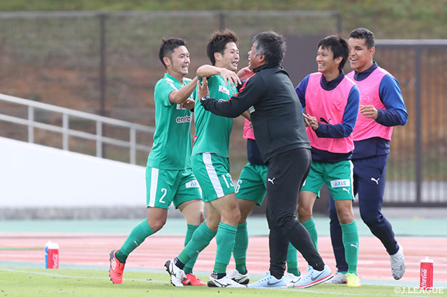 ファーストタッチでDFの背後を取った林 誠道（#13）がドリブルでゴール前に持ち込み、左足を振り抜く。それがネットに吸い込まれ、鳥取がリードを広げる【明治安田Ｊ３ 第28節 岩手vs鳥取】