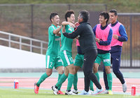 ファーストタッチでDFの背後を取った林 誠道(#13)がドリブルでゴール前に持ち込み、左足を振り抜く。それがネットに吸い込まれ、鳥取がリードを広げる【明治安田J3 第28節 岩手vs鳥取】