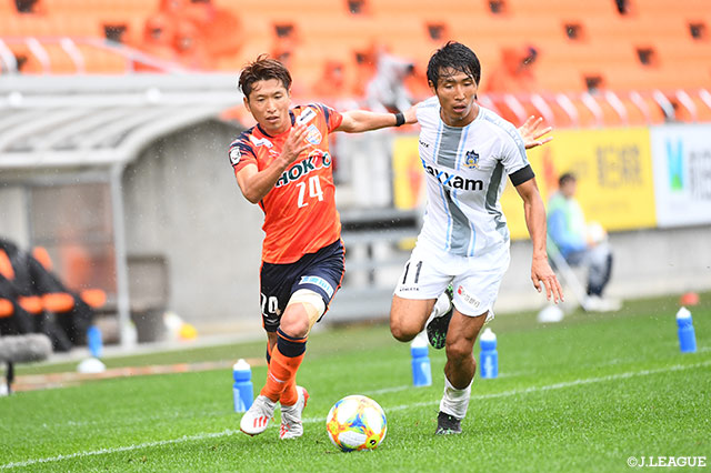 タッチライン際で激しい競り合いをみせる新井 純平（長野）と森川 裕基（讃岐）【明治安田Ｊ３ 第28節 長野vs讃岐】