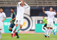 素早いパス交換から高橋 駿太（富山）に決定機が訪れるもシュートは枠の左に外れてしまう【明治安田Ｊ３ 第28節 群馬vs富山】