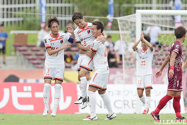 茨田 陽生（#8）がPA手前の中央から迷いなくシュートを放つと、ボールがゴールネットを揺らし、大宮が前半のうちに逆転！【明治安田Ｊ２ 第38節 琉球vs大宮】