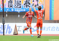 前半31分、シルビーニョ(#8)のヘディングシュートがゴール右に決まり、ホームの新潟が先手を奪う!【明治安田J2 第38節 新潟vs京都】