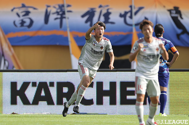 左から供給されたクロスに垣田 裕暉（金沢）が反応！ニアサイドに飛び込んでうまく合わせて追加点を奪取！【明治安田Ｊ２ 第38節 長崎vs金沢】