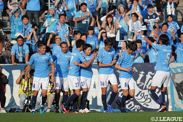 こぼれ球を拾った味方からの横パスを松尾 佑介（横浜FC/#37）が押し込んで追加点を獲得する【明治安田Ｊ２ 第38節 横浜FCvs東京Ｖ】