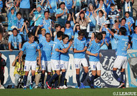 こぼれ球を拾った味方からの横パスを松尾 佑介(横浜FC/#37)が押し込んで追加点を獲得する【明治安田J2 第38節 横浜FCvs東京V】