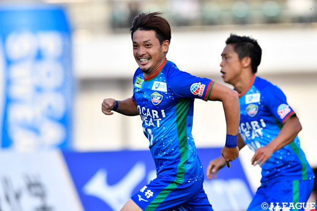 後半44分、野村 直輝（徳島）がコースを狙ったグラウンダーのシュートをゴール右下に決め、逆転に成功！【明治安田Ｊ２ 第38節 徳島vs水戸】