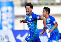 後半44分、野村 直輝(徳島)がコースを狙ったグラウンダーのシュートをゴール右下に決め、逆転に成功!【明治安田J2 第38節 徳島vs水戸】