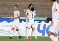 國分の右サイドからのクロスをニアで谷尾が反らすと、走り込んだ上形 洋介が左足で押し込みアウェイの八戸が均衡を破る【明治安田J3 第28節 秋田vs八戸】