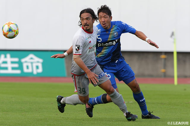 突破を狙う馬場 賢治（岐阜）と阻止する深津 康太（町田）【明治安田Ｊ２ 第38節 町田vs岐阜】