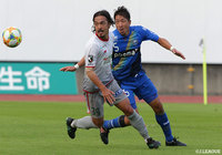 突破を狙う馬場 賢治(岐阜)と阻止する深津 康太(町田)【明治安田J2 第38節 町田vs岐阜】