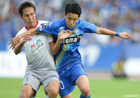 平戸 太貴（町田）が前田 遼一（岐阜）をブロックし、ドリブルのコースを塞ぐ【明治安田Ｊ２ 第38節 町田vs岐阜】