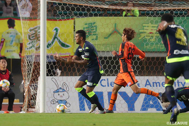 こぼれ球に走り込んできたアラン ピニェイロ（#21）が思い切り左足を振り抜く。ボールはネットを揺らし、千葉が試合をひっくり返す【明治安田Ｊ２ 第38節 山口vs千葉】