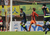 こぼれ球に走り込んできたアラン ピニェイロ(#21)が思い切り左足を振り抜く。ボールはネットを揺らし、千葉が試合をひっくり返す【明治安田J2 第38節 山口vs千葉】