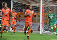 CKのチャンスに田中 パウロ淳一(#7)が頭でそらしたボールがGKに当たってタッチラインを割り、山口が逆転に成功【明治安田J2 第38節 山口vs千葉】