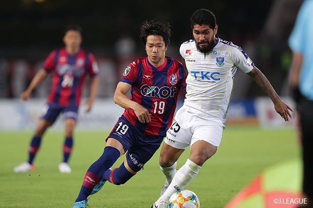 仲間 隼斗（岡山）とユウリ（栃木）がタッチライン際でボールを奪い合う【明治安田Ｊ２ 第38節 岡山vs栃木】