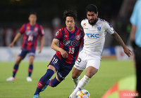 仲間 隼斗（岡山）とユウリ（栃木）がタッチライン際でボールを奪い合う【明治安田Ｊ２ 第38節 岡山vs栃木】