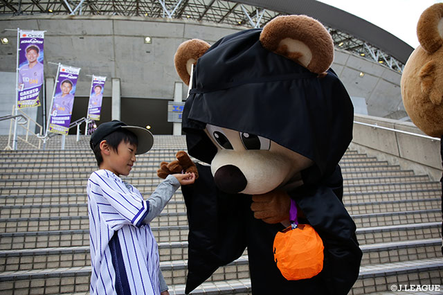 トリック・オア・トリート！サンチェからお菓子をプレゼント！【明治安田Ｊ１ 第31節 広島vs浦和】