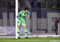 味方へ指示を出す大迫 敬介(広島)。リーグ内のクロスキャッチ率1位を誇るなど最後方からチームを支える【明治安田J1 第31節 広島vs浦和】