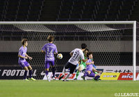 後方から駆け上がって来た岩波 拓也(#31)がペナルティエリア内に進入すると、右足を振り抜いてシュート!これがゴール左に決まってアウェイの浦和が先制点を獲得!【明治安田J1 第31節 広島vs浦和】