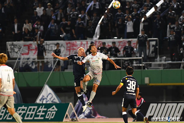 前田 遼一（岐阜/#11）と堤 俊輔（鹿児島/#19）が激しい空中戦を繰り広げる【明治安田Ｊ２ 第23節 鹿児島vs岐阜】
