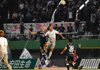 前田 遼一(岐阜/#11)と堤 俊輔(鹿児島/#19)が激しい空中戦を繰り広げる【明治安田J2 第23節 鹿児島vs岐阜】