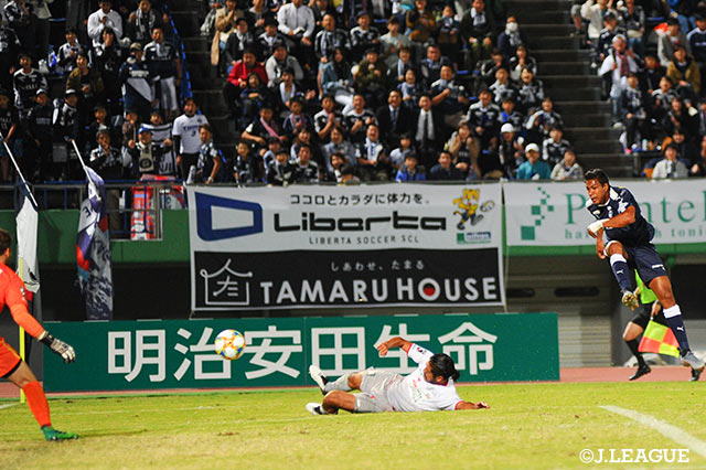 後半AT4分、途中出場のルカオ（#49）が角度のないところから豪快なシュートをネットに突き刺し、鹿児島が先制に成功【明治安田Ｊ２ 第23節 鹿児島vs岐阜】