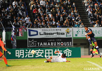 後半AT4分、途中出場のルカオ（#49）が角度のないところから豪快なシュートをネットに突き刺し、鹿児島が先制に成功【明治安田Ｊ２ 第23節 鹿児島vs岐阜】