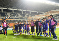 30周年記念1990復刻ユニフォームを身に纏った選手達がサポーターに勝利報告！今シーズン初の3得点を挙げた長野は4試合ぶりに勝利し、12位に浮上した【明治安田Ｊ３ 第26節 長野vsYS横浜】