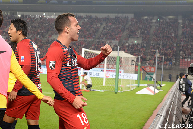 後半27分、土居のシュートはGKに防がれるも、こぼれ球をセルジーニョ（#18）が豪快に押し込み、鹿島が先制に成功！【明治安田Ｊ１ 第30節 鹿島vs浦和】