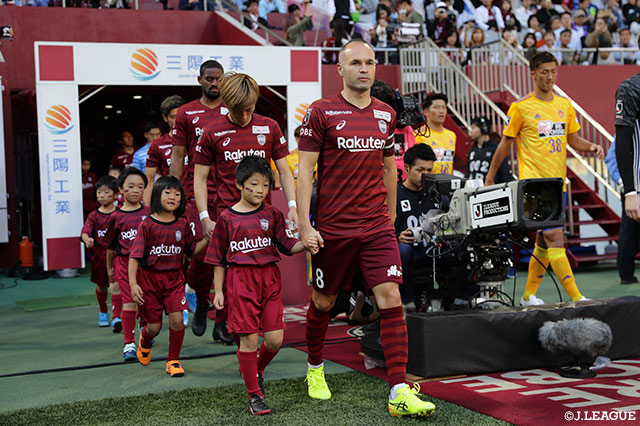 神戸は約1か月ぶり復帰したアンドレス イニエスタがキャプテンマークを巻く【明治安田Ｊ１ 第30節 神戸vs仙台】