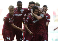 こぼれ球に反応した小川 慶治朗がペナルティエリア中央からシュートを放つ！相手DFに当たりコースが変わったボールがゴールに吸い込まれ神戸が先制に成功！【明治安田Ｊ１ 第30節 神戸vs仙台】