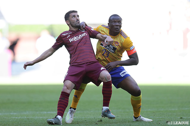 中盤で激しい競り合いをみせるダビド ビジャ（神戸）とシマオ マテ（仙台）【明治安田Ｊ１ 第30節 神戸vs仙台】