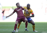 中盤で激しい競り合いをみせるダビド ビジャ（神戸）とシマオ マテ（仙台）【明治安田Ｊ１ 第30節 神戸vs仙台】