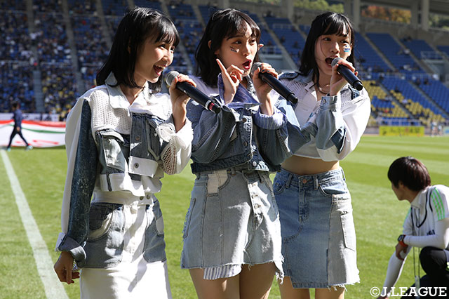 HKT48によるスペシャルライブで試合前から大盛り上がり♪【明治安田Ｊ２ 第39節 福岡vs東京Ｖ】