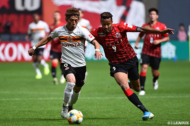 鈴木 武蔵（札幌）の突破を体を張った守備で対応する宮原 和也（名古屋）【明治安田Ｊ１ 第30節 札幌vs名古屋】