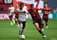 鈴木 武蔵(札幌)の突破を体を張った守備で対応する宮原 和也(名古屋)【明治安田J1 第30節 札幌vs名古屋】