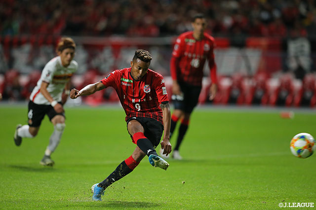 鈴木 武蔵が自ら獲得したPKのチャンスを確実に沈め、札幌がリードを2点に広げる【明治安田Ｊ１ 第30節 札幌vs名古屋】