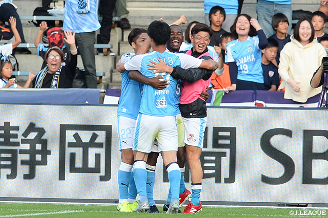 アダイウトンがルキアンとのワンツーで抜け出し右足を振り抜く！これが決まり、磐田が86分に勝ち越しに成功する【明治安田Ｊ１ 第30節 清水vs磐田】