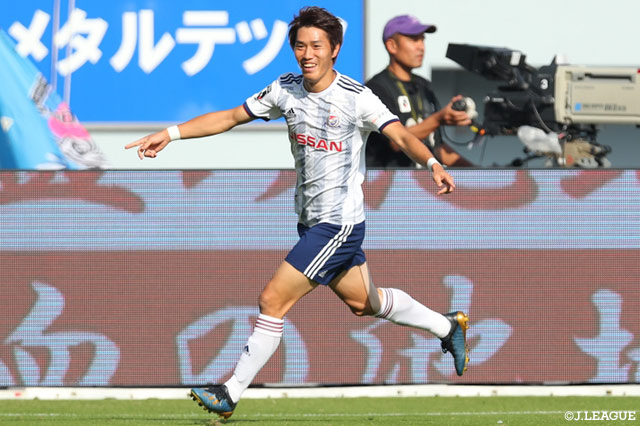 左サイドからティーラトンが鋭いクロスを送ると、中央に走り込んだ遠藤 渓太がドンピシャで合わせ横浜FMが17分に先制に成功する【明治安田Ｊ１ 第30節 鳥栖vs横浜FM】