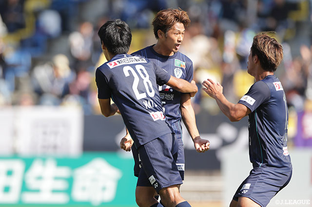 福岡がCKを獲得すると、實藤 友紀が打点の高いヘディングを叩き込み先制に成功する【明治安田Ｊ２ 第39節 福岡vs東京Ｖ】