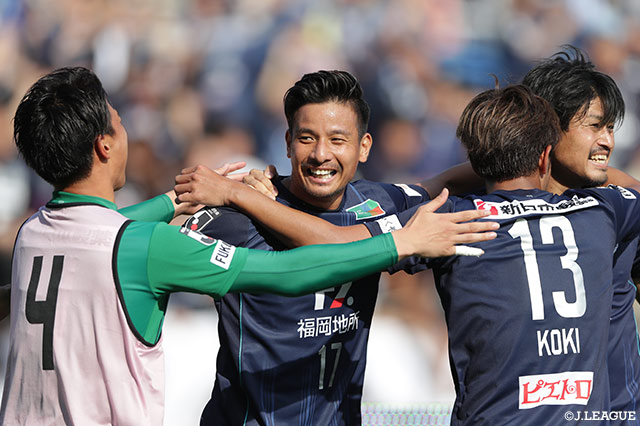城後がグラウンダーのクロスを入れると、中央に走り込んだ松田 力が押し込み福岡がリードを2点に広げる【明治安田Ｊ２ 第39節 福岡vs東京Ｖ】