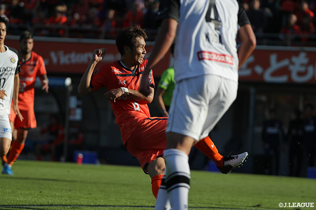 イッペイ シノヅカの折り返しを茨田 陽生が押し込み、大宮が前半終了間際の連続ゴールで逆転に成功する【明治安田Ｊ２ 第39節 大宮vs柏】