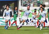 ヨルディ バイス(徳島)がFKを直接狙うと、ボールはGKの手を弾いてゴール右に吸い込まれる!【明治安田J2 第39節 岐阜vs徳島】