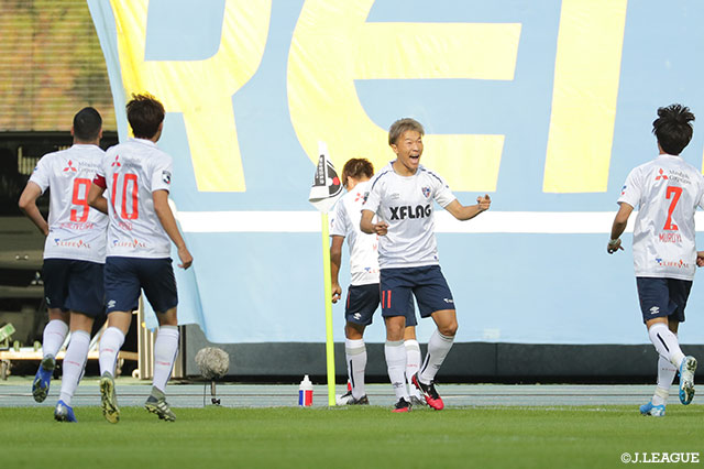 高萩がディフェンスラインの背後に浮き球のボールを送ると、快速を飛ばした永井 謙佑が飛び出してきたGKを一気に抜き去り無人のゴールに流し込む！FC東京が前半開始早々に先制点を奪う！【明治安田Ｊ１ 第30節 大分vsFC東京】